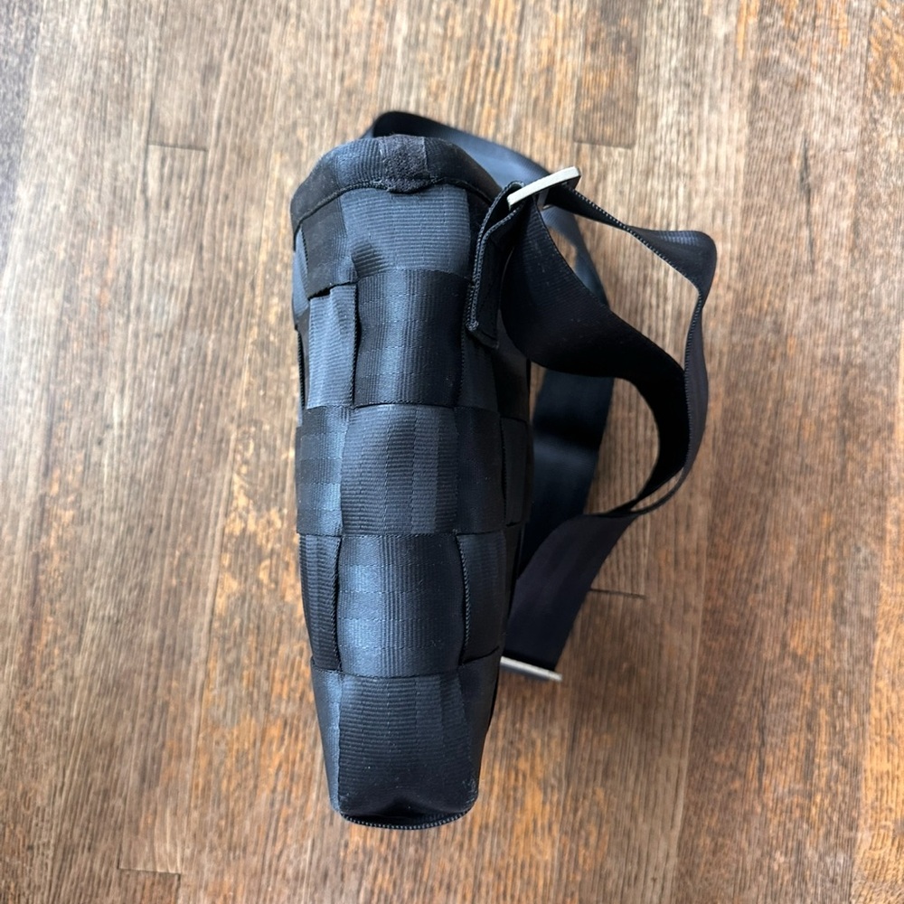 Original Harvey’s Seatbelt Crossbody Bag - Picture 8 of 9